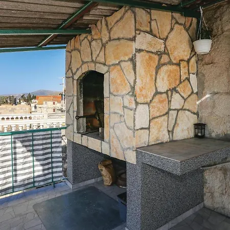 Lovely In Kastel Gomilica With Kitchen