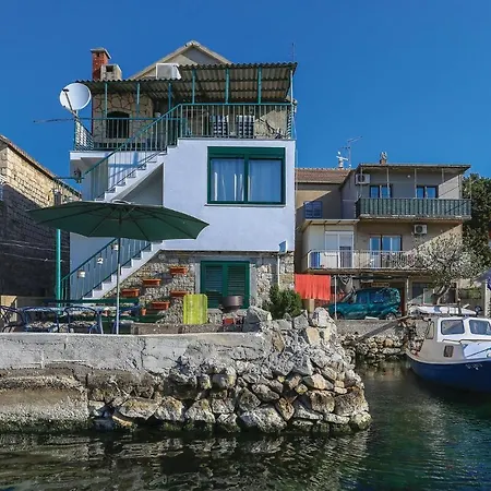 Appartement Lovely In Kastel Gomilica With Kitchen Kaštela