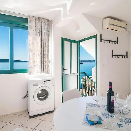 Appartement Lovely In Kastel Gomilica With Kitchen