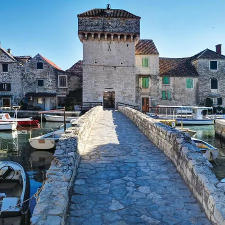 Zadrugarska I * Kaštela