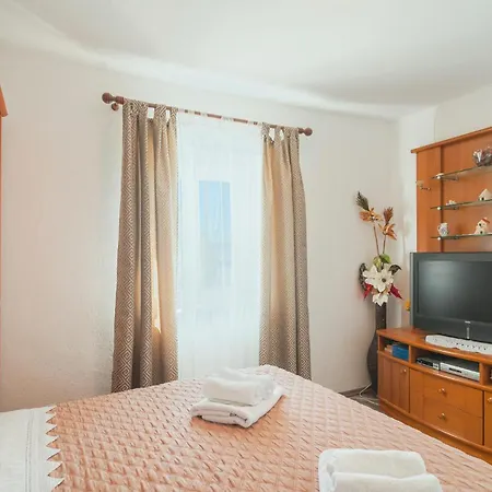 Appartement Lovely In Kastel Gomilica With Kitchen